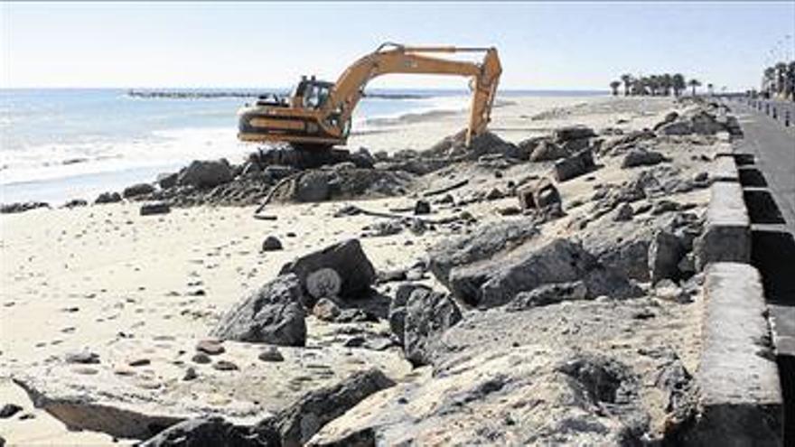 Arrancan los trabajos de saneamiento de la playa del Pla de la Torre para retirar rocas de la arena