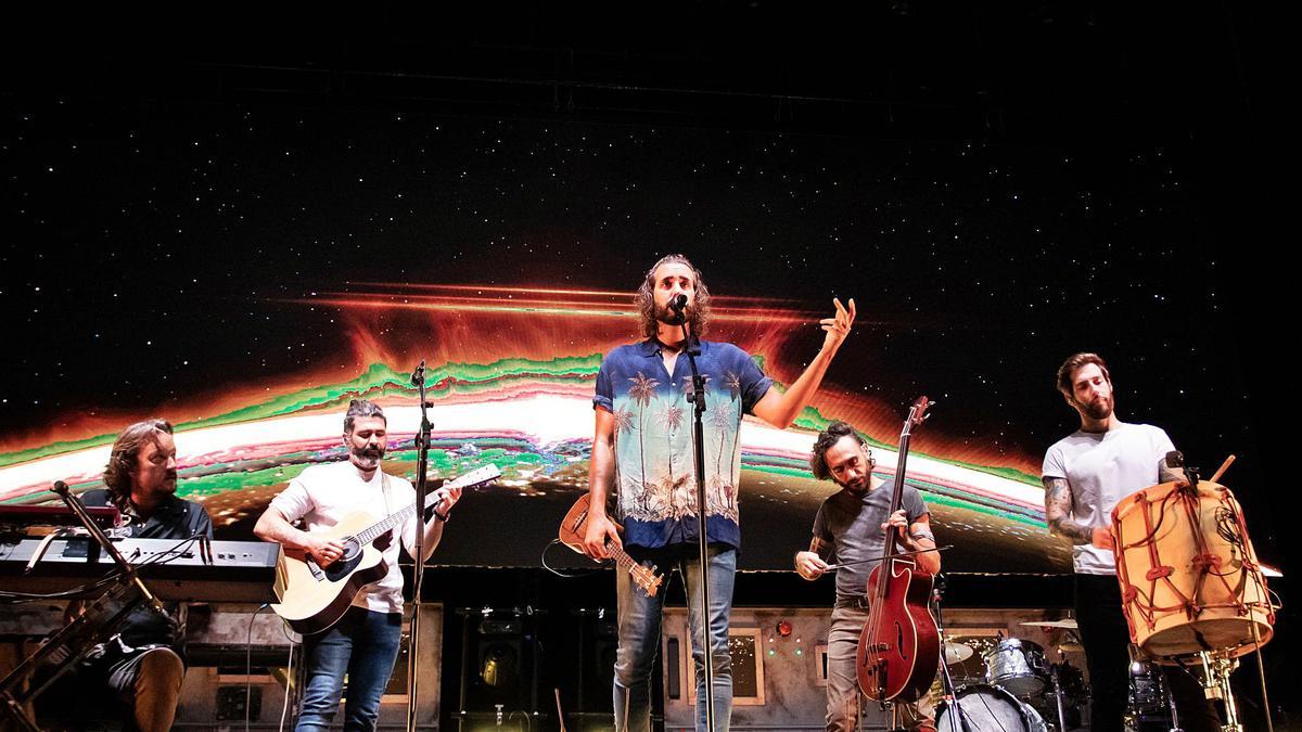 Los miembros de Izal durante un concierto