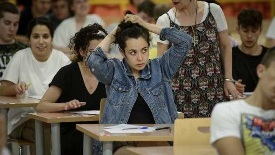 Una joven se recoge el pelo en la pasada selectividad.