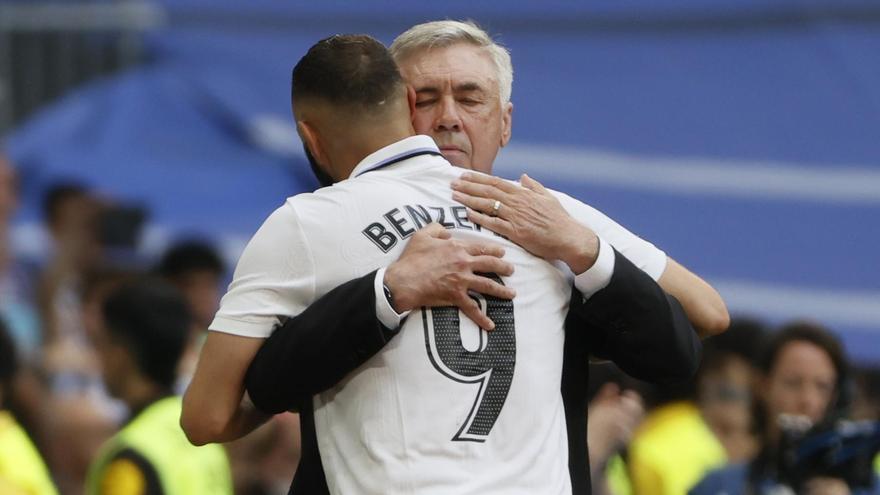 Carlo Ancelotti abraza a Karim Benzema durante el Madrid - Athletic de de la última jornada de Liga.