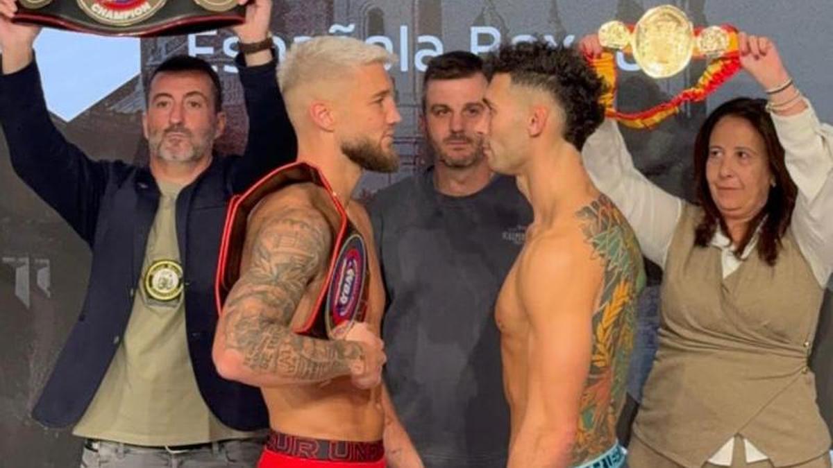 Ezequiel Gurría (calzón rojo) y Alcorac Caballero, durante el pesaje.