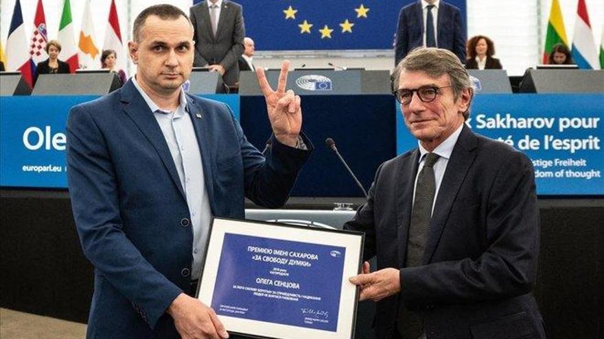 Sentsov recibe el premio Sájarov y alerta de que la UE no debe confiar en Putin
