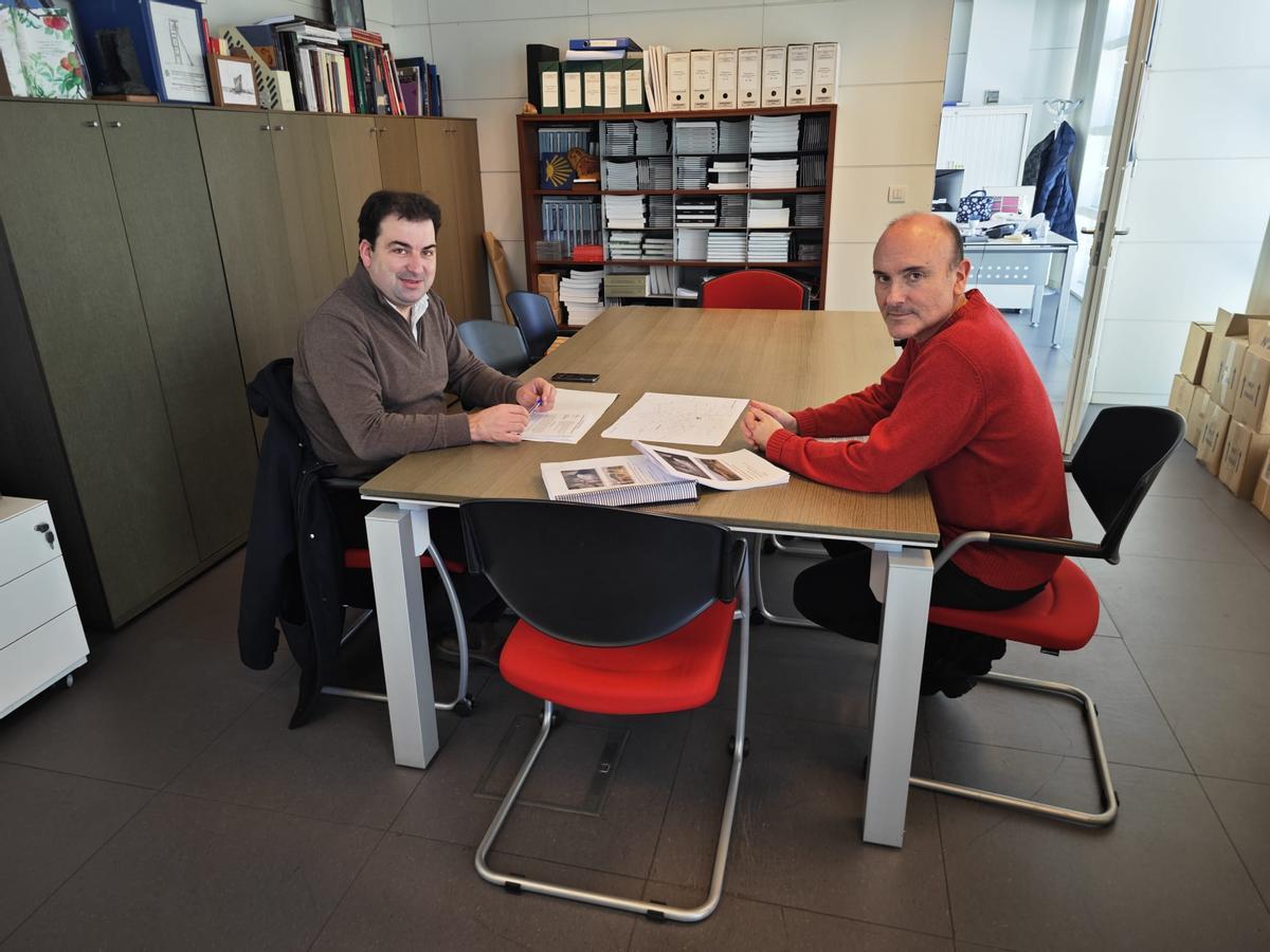Reunión entre el alcalde de Salas, Sergio Hidalgo, y el director general de Cultura y Patrimonio, Pablo León.