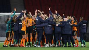 Las jugadoras y el cuerpo técnico de la selección irlandesa de fútbol celebran su victoria frente al equipo escocés en Glasgow, este martes.