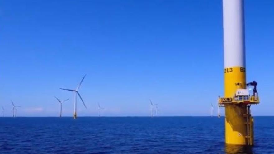 Campo de aerogeneradores en el mar de Reino Unido.