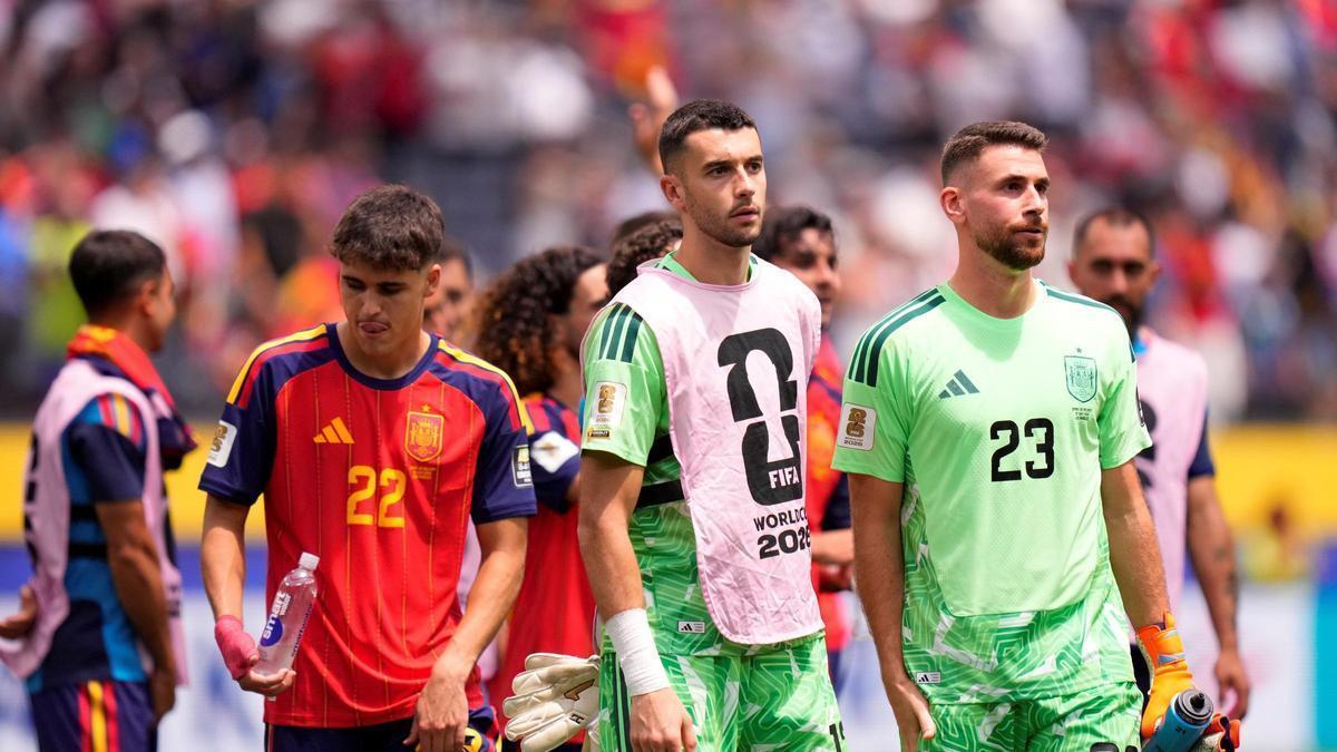 Joan Garcia, acompanyat de Pau Cubarsí i Unai Simón, en el partit de quarts de final contra Bèlgica