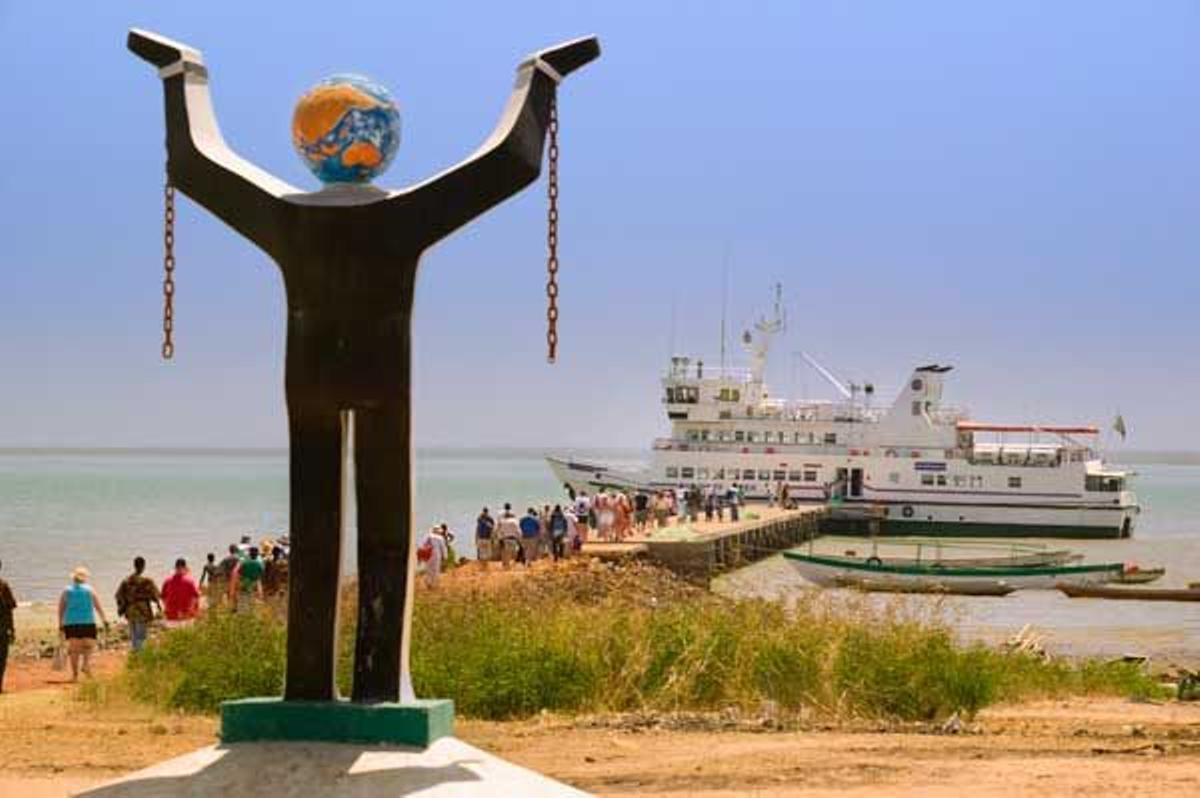 Monumento anti esclavista a orillas del río Gambia en la ciudad de Jufureh.