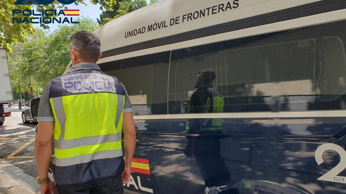El cuerpo nacional de policía en acción.