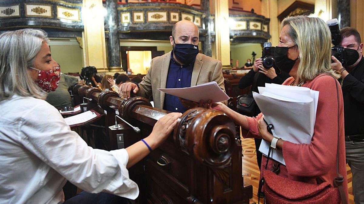 María García, José Manuel Lage y Rosa Gallego antes de la sesión plenaria. |   // CARLOS PARDELLAS