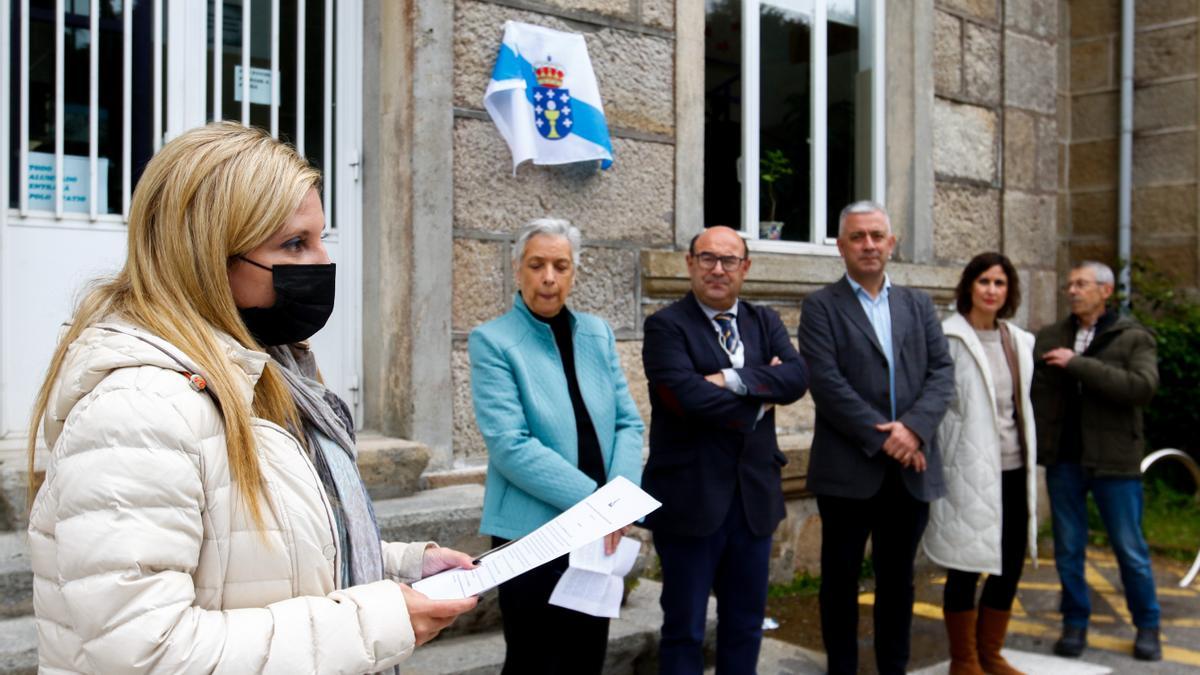 Un momento da lembranza de Plácido Castro ás portas do Anexo A Lomba