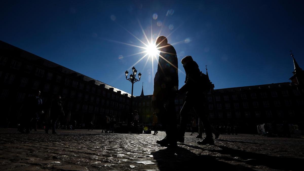 Varias personas caminando