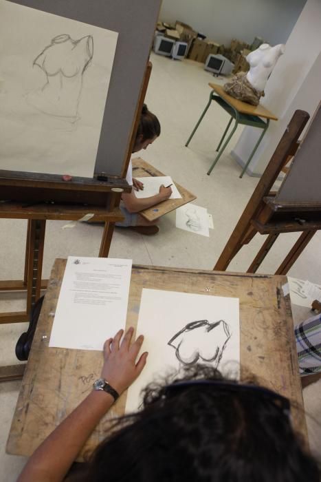 Alumnos del IES de la Laboral haciendo el examen de Dibujo Artístico en le PAU