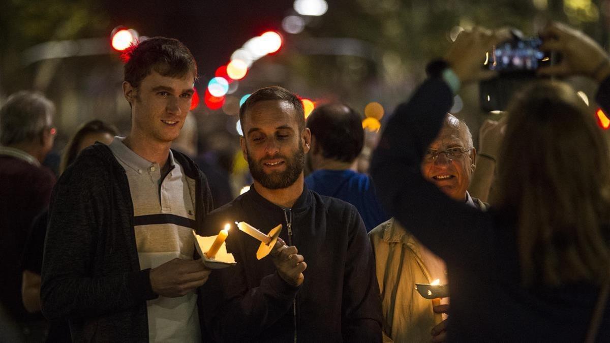 Participantes en la protesta encienden velas en Barcelona.