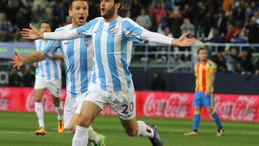 Duje Cop celebra, junto a Camacho, su gol contra el Valencia en La Rosaleda.