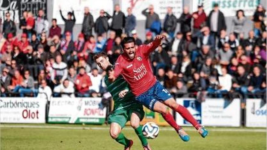 David López, lluitant amb un jugador del Cornellà, va tenir una bona oportunitat en els minuts finals.