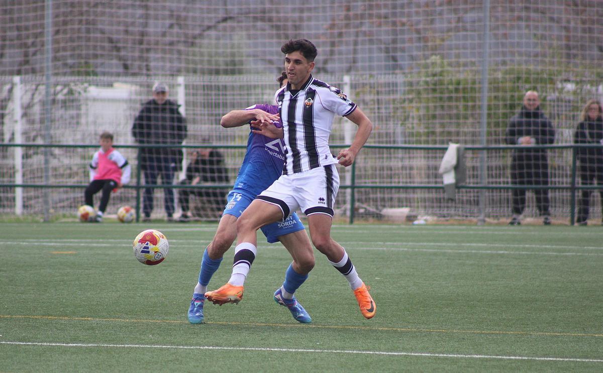 Rubén Catalá debutó y marcó en el segundo balón que remató a la portería rival.