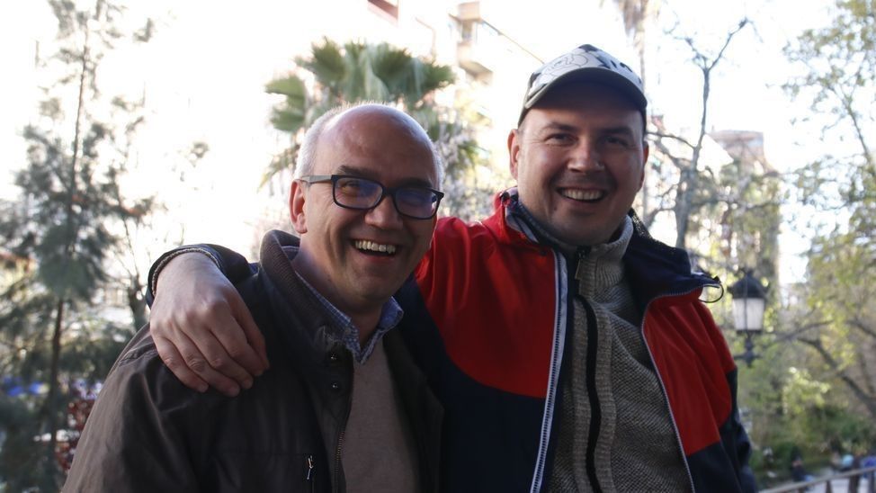 Fella Custendil, de 47 años, y Jasmin Meši, de 43, en el paseo de Cánovas de Cáceres.