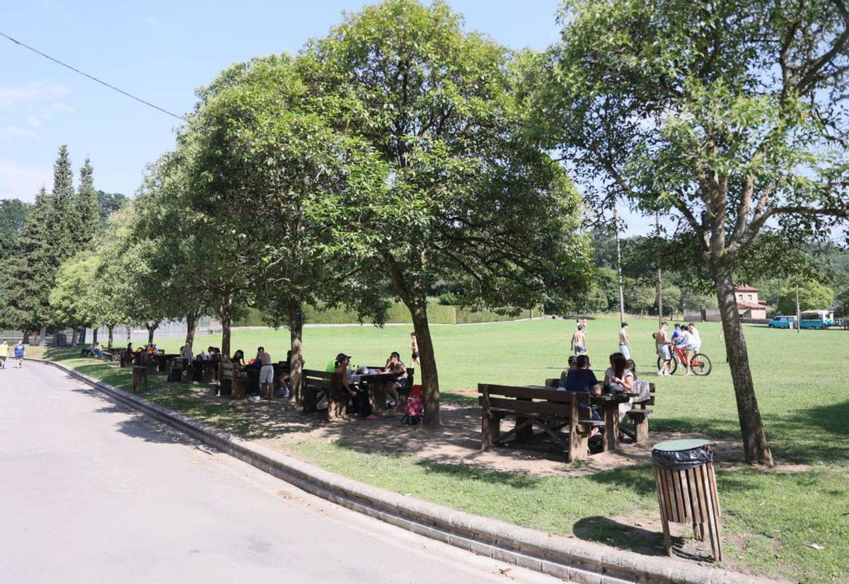 Vecinos en el área recreativa del Santuario de la Cueva. | MARIO CANTELI