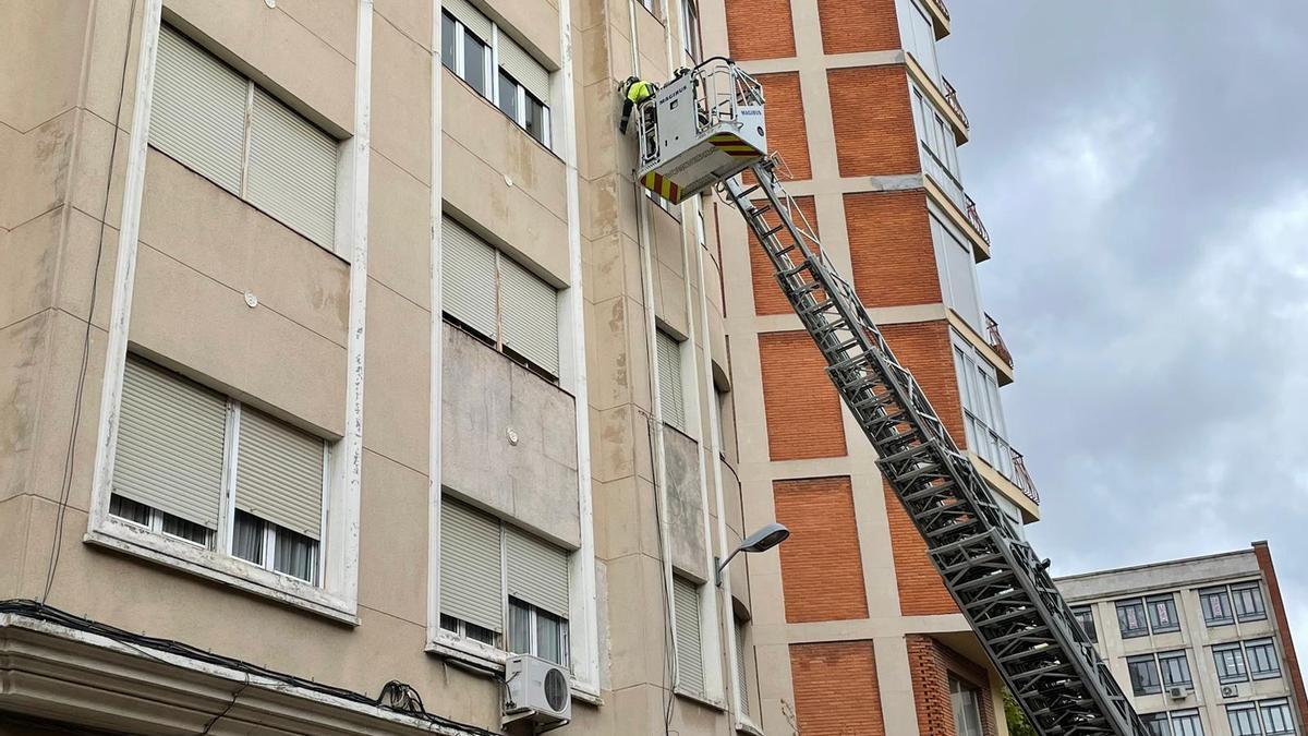 Desprendimientos en una céntrica calle de Zamora: los bomberos intervienen