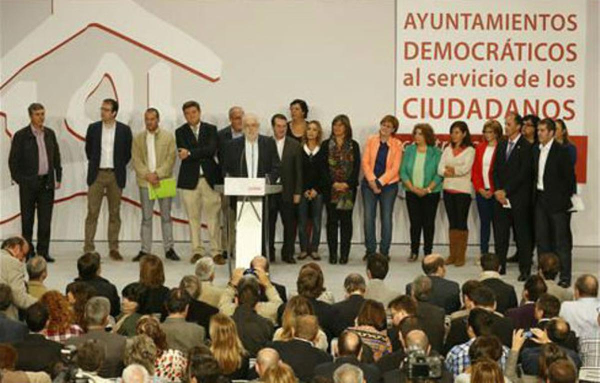 2.000 alcaldes i regidors de tots els partits, tret del PP, demanen al Govern que retiri la reforma local.