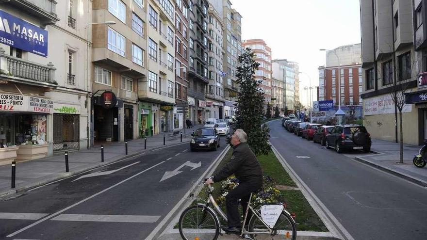 Ciclista cruzando por un paso de peatones en avenida de Oza.