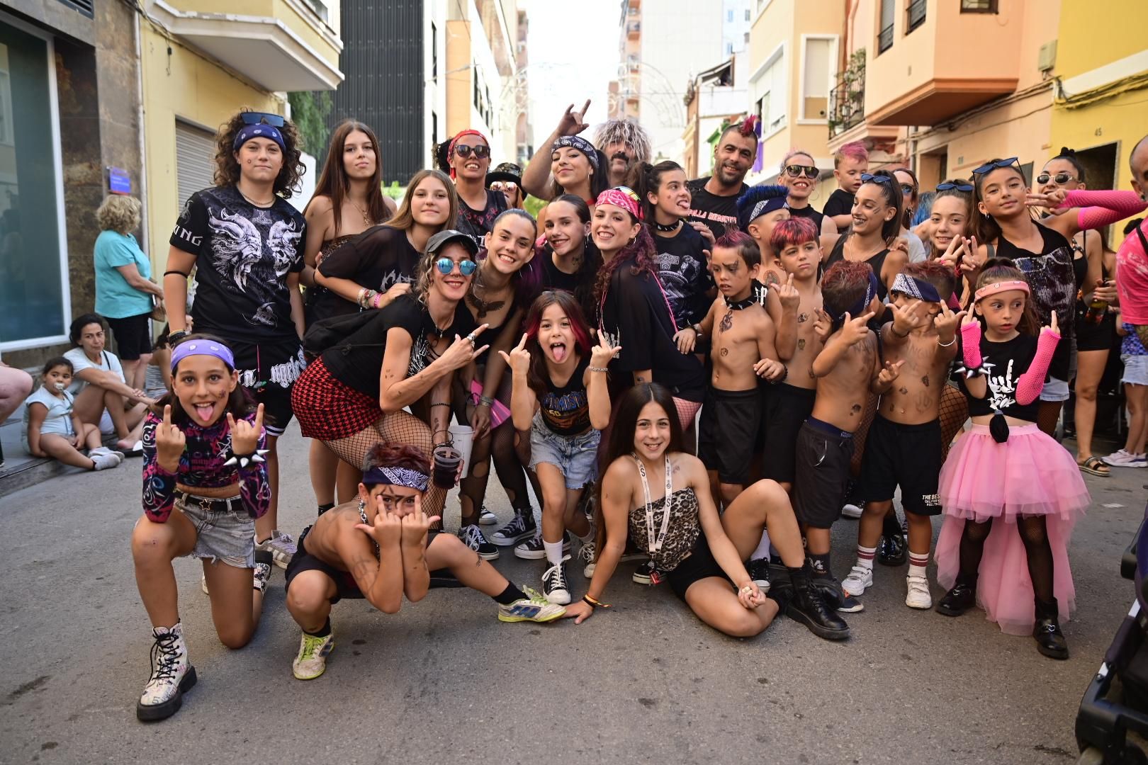 Multitudinario y divertido desfile por la entrada del toro