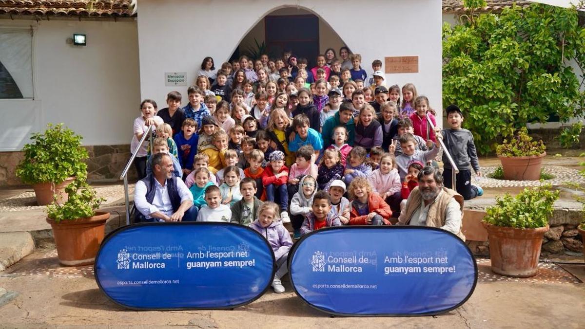 Fotografía con los niños a los que va dirigido en Acampaesport.