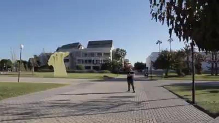 Un monstruo gigante emerge del suelo en la Universidad de Alicante