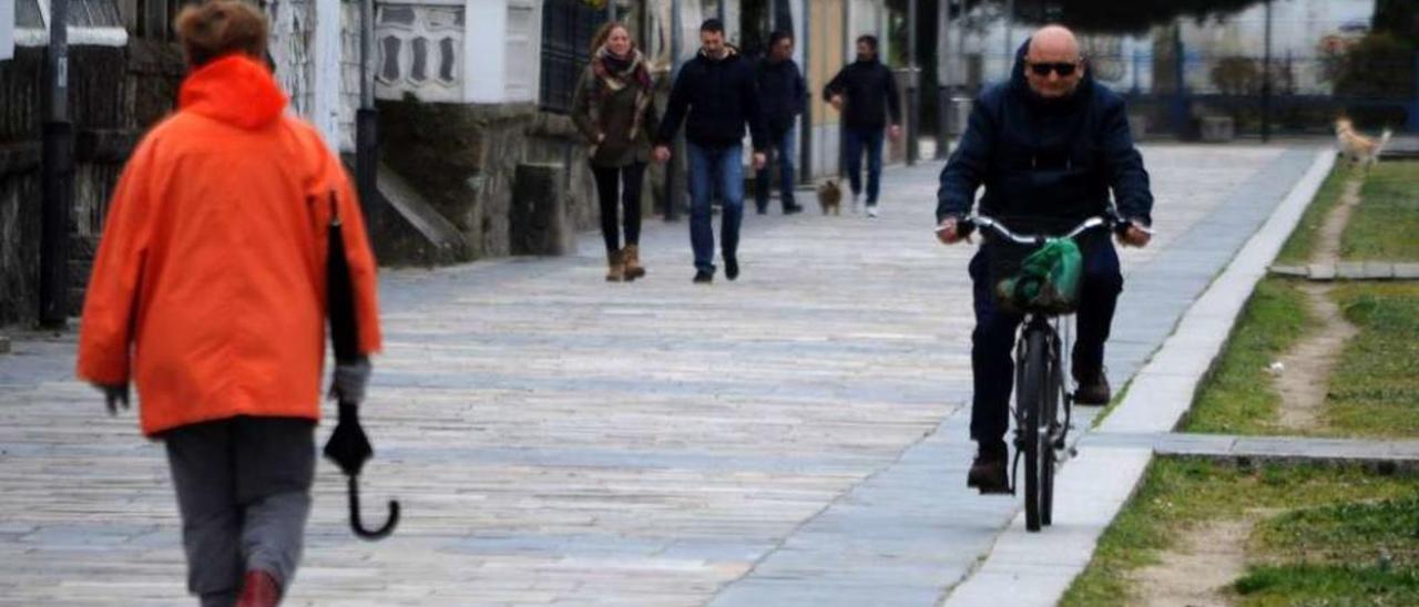 Usuarios del paseo marítimo de Vilagarcía ayer por la tarde. // Iñaki Abella