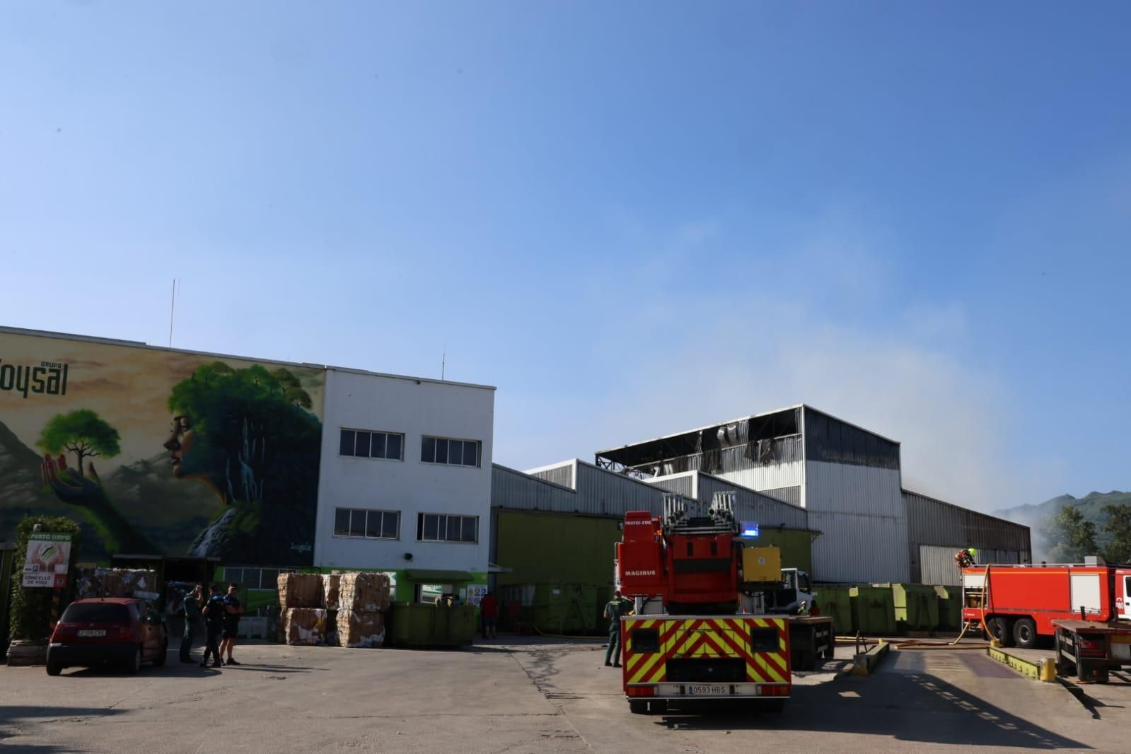 Un importante incendio en el polígono de Caramuxo afecta a una nave de reciclaje