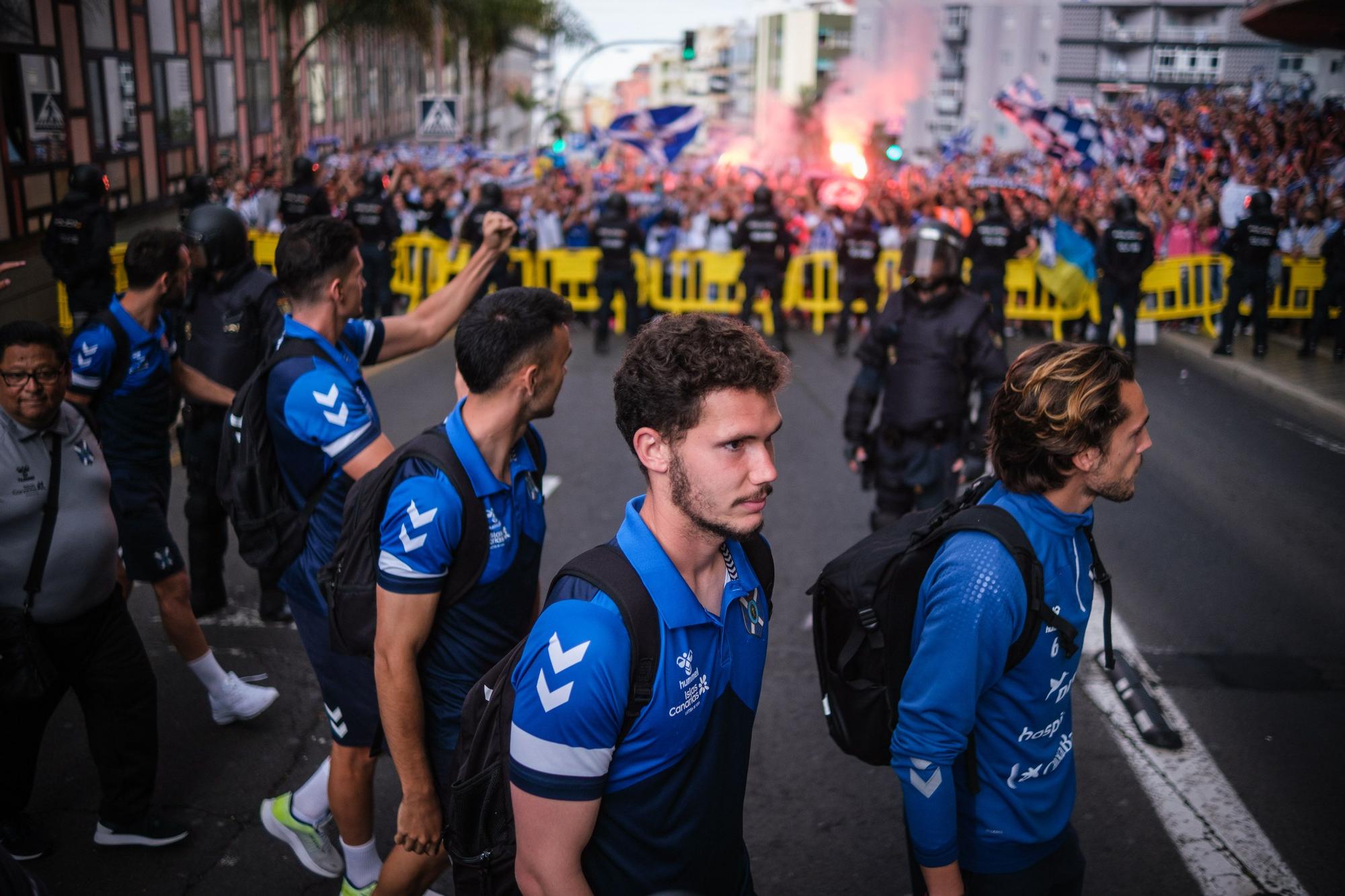 Ambiente e incidentes de la afición de la UD Las Palmas antes de llegar al Heliodoro