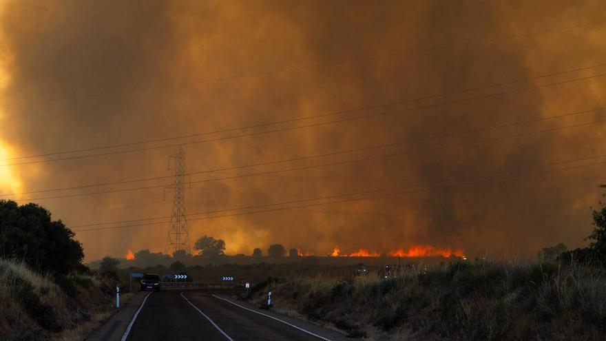 El incendio de los Arribes del Duero llega a Fermoselle y obliga a evacuar siete otras localidades