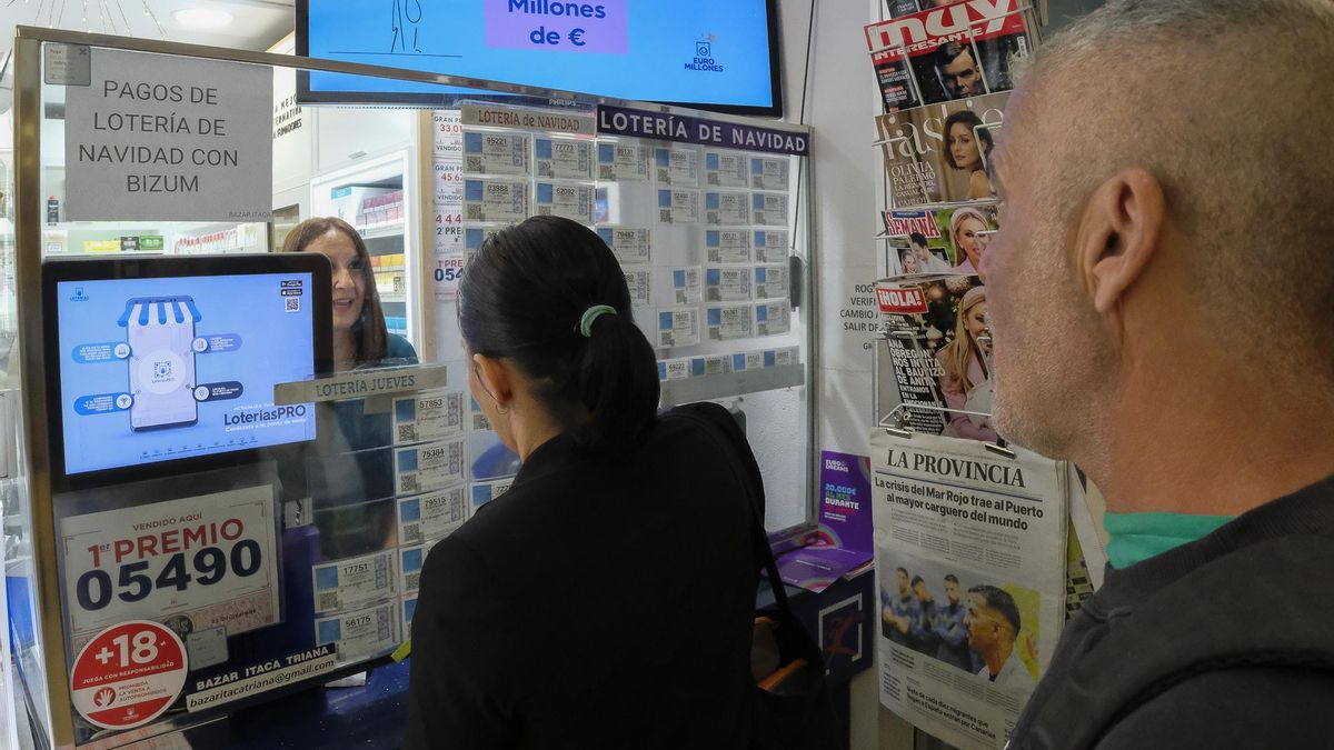 Compras de décimos de última hora para el sorteo de Navidad en la administración de lotería número 39 de la capital grancanaria.