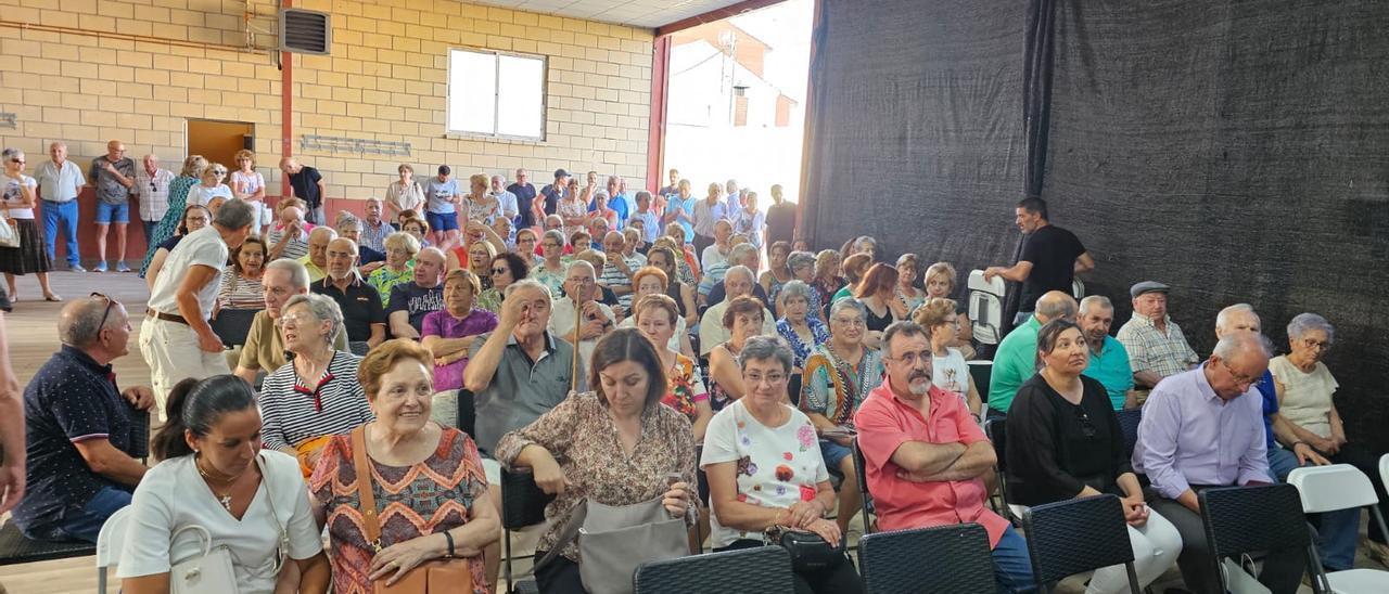 Aspecto de la nave en la que se desarrolló el acto con la viuda de Saturnino Cardó, familiares, amigos y compañeros de partido.