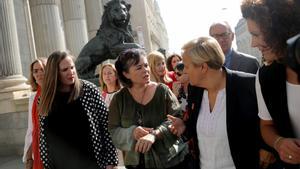 Ruth Ortiz y diputadas del PSOE, a la salida del Congreso, en enero de 2018.