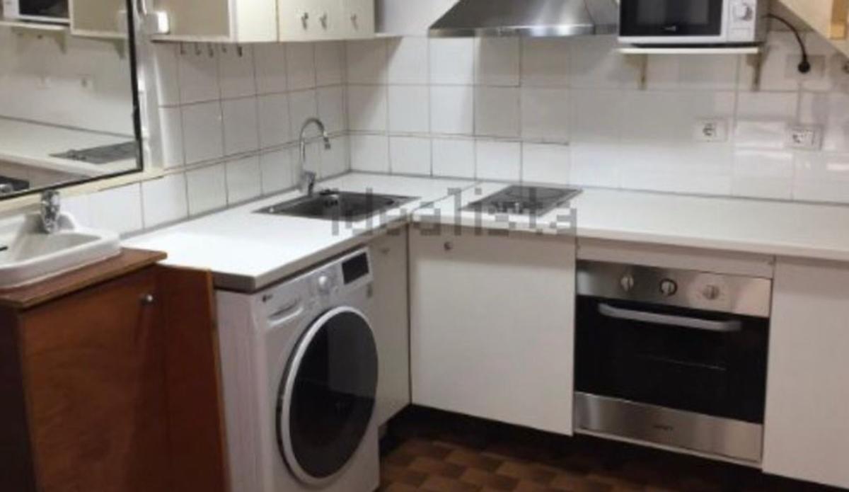 El zulo en alquiler en Las Palmas de Gran Canaria donde hay un retrete en la ducha