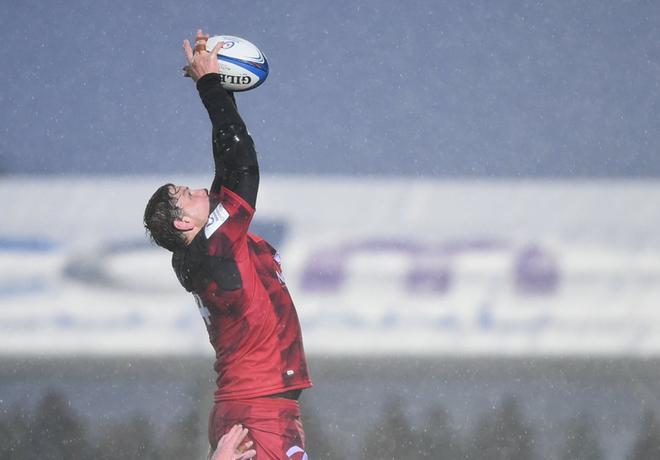 Etienne Oosthuizen del Lyon atrapa el balón durante la Copa de Europa de rugby entre Glasgow Warriors y Lyon en el estadio Scotstoun en Glasgow, Escocia