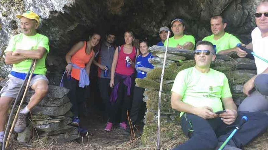 Un grupo de senderistas hace un alto en el camino.