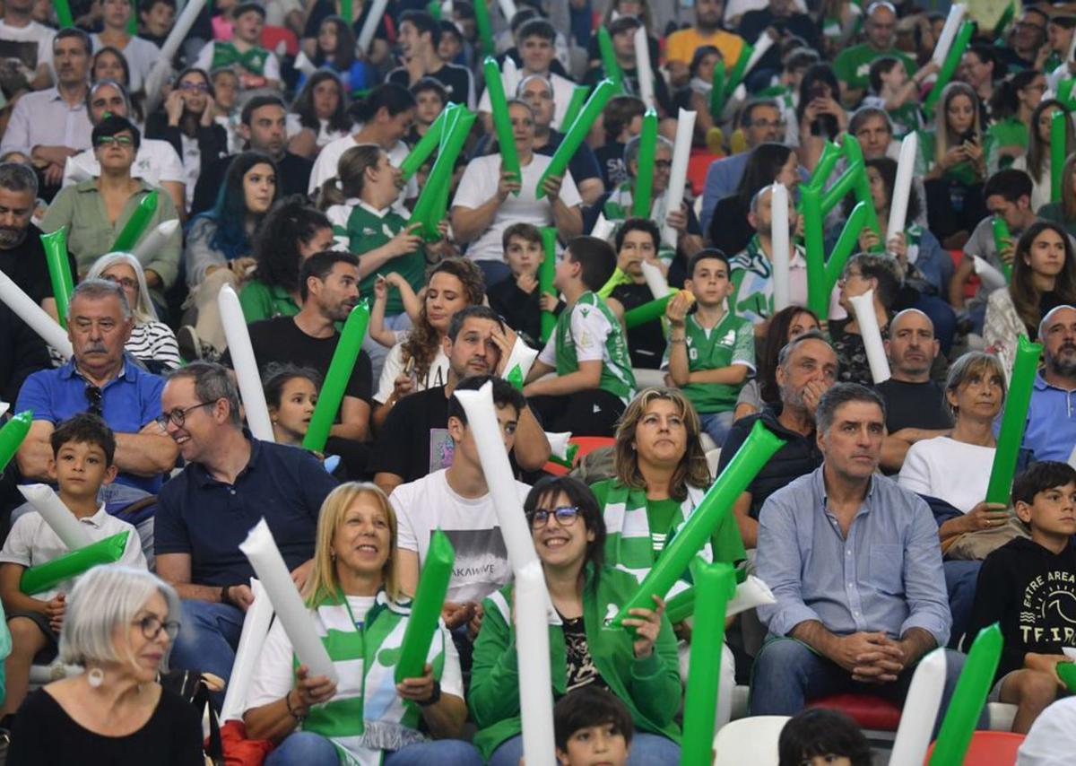 Aficionados del Liceo en el Palacio de Riazor. |  // VÍCTOR ECHAVE
