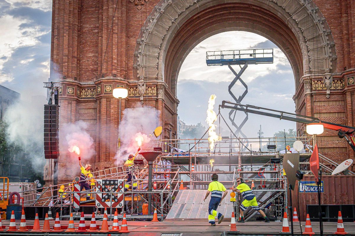 Marc Salicrú desata un espectáculo caótico con más de 300 personas en el Arc de Triomf