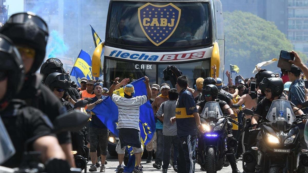 El autobús de Boca, a su salida del hotel hacia el estadio de River.