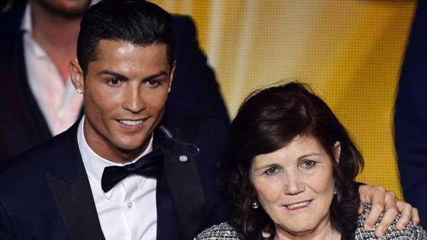 Cristiano, junto a su madre tras recibir el Balón de Oro.
