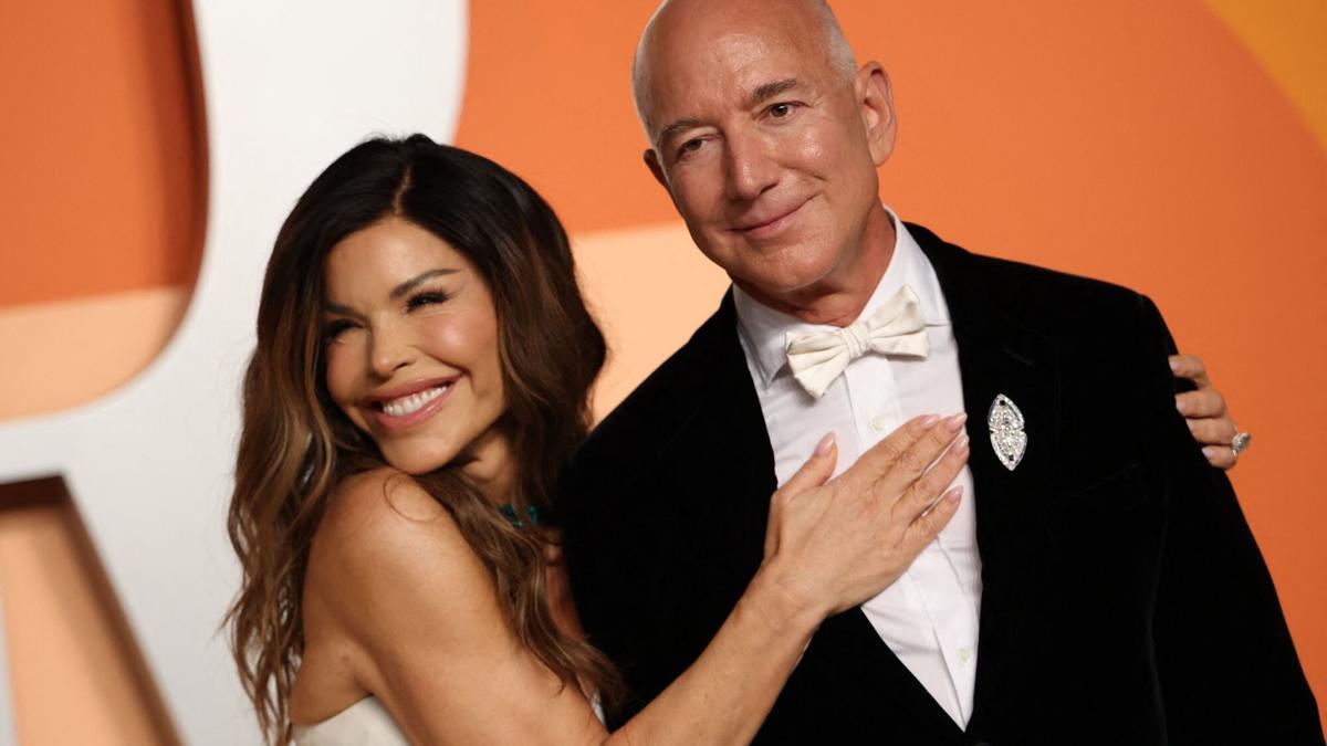 Jeff Bezos y Lauren Sanchez en la fiesta de Vanity Fair tras los premios Oscar