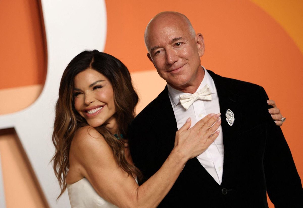 Jeff Bezos y Lauren Sanchez en la fiesta de Vanity Fair tras los premios Oscar