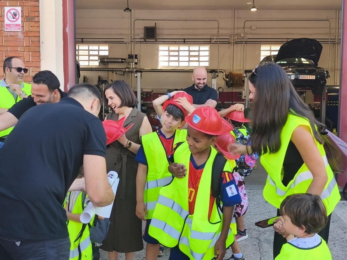 Gala y Adela, del Centro Sonrisas de Cáceres: "Lo más chulo ha sido montar en los coches de los diputados"