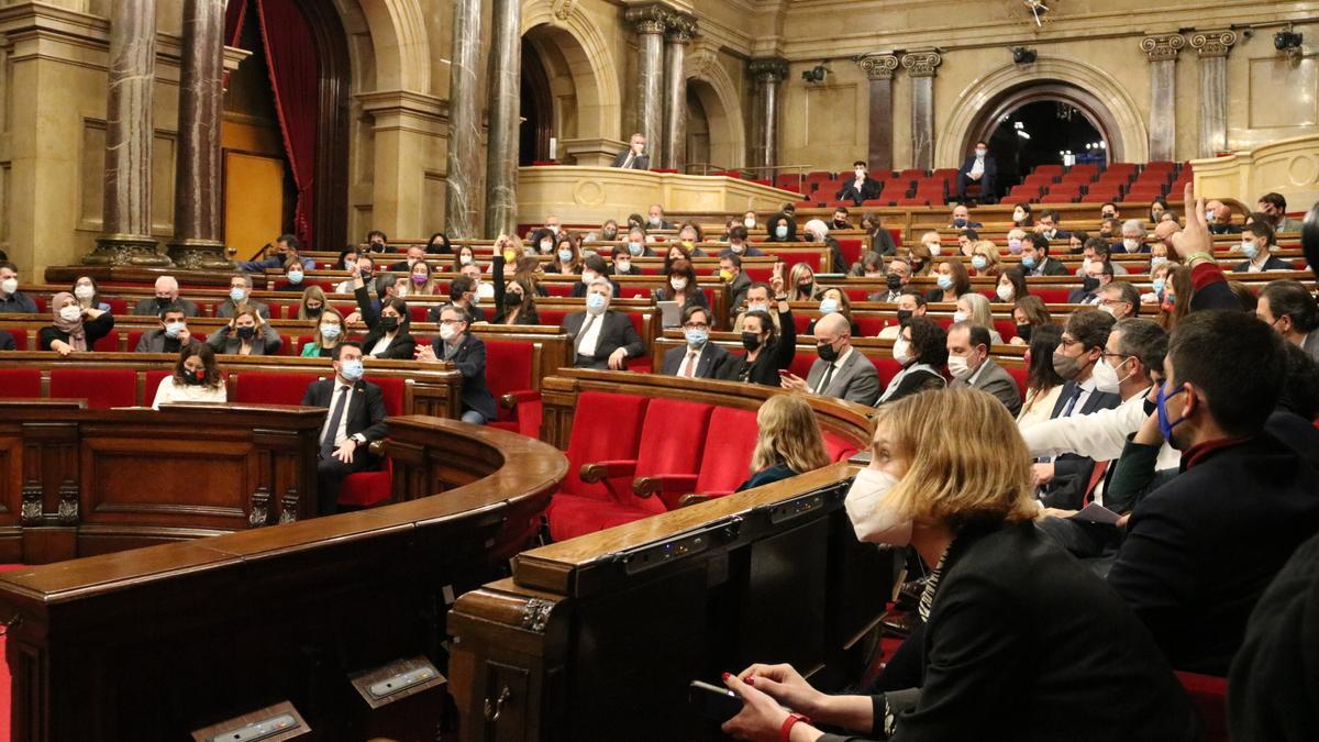 L'hemicicle durant la votació del decret de la modificació de la llei de consultes, amb En Comú Podem indicant el seu vot negatiu en primer pla