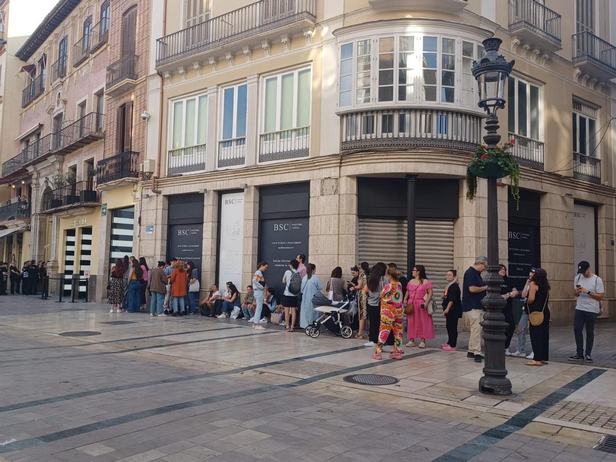 Largas colas para entrar al nuevo Sephora de Málaga.
