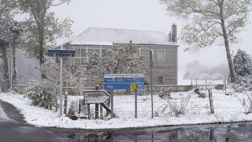 Nieve en Maceda en el primer temporal de frío del otoño. // Enzo Sarmiento