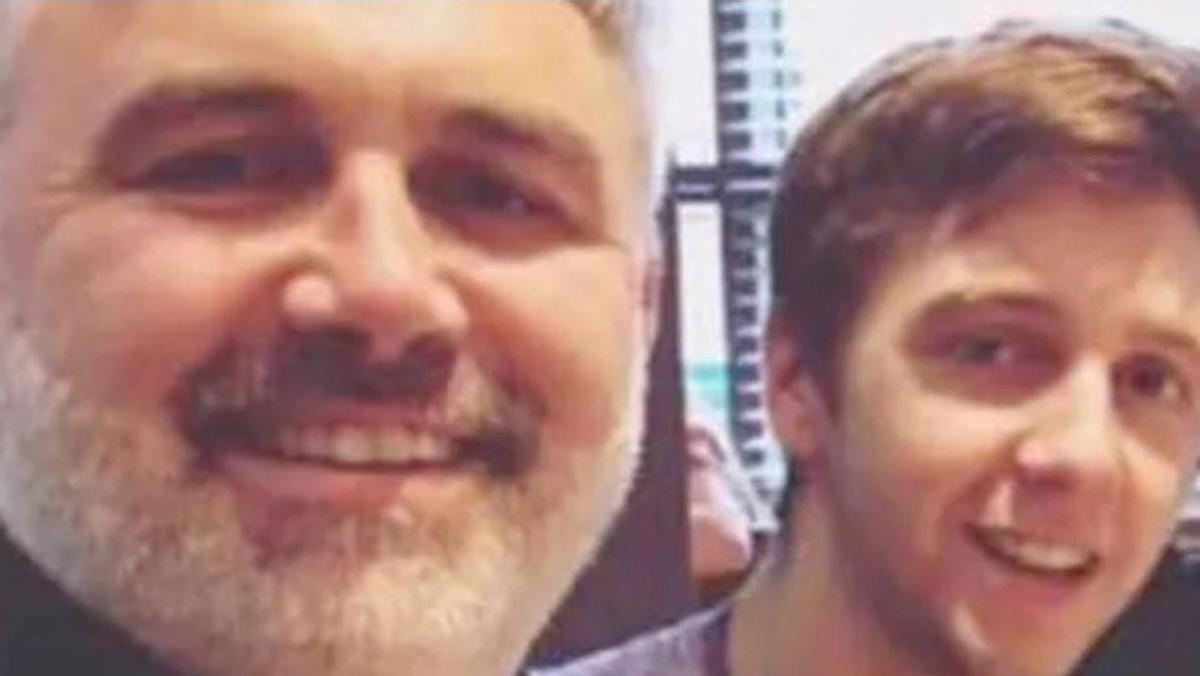 Imagen de Daniel Poole y su hijo Liam difundida por Crimestoppers.