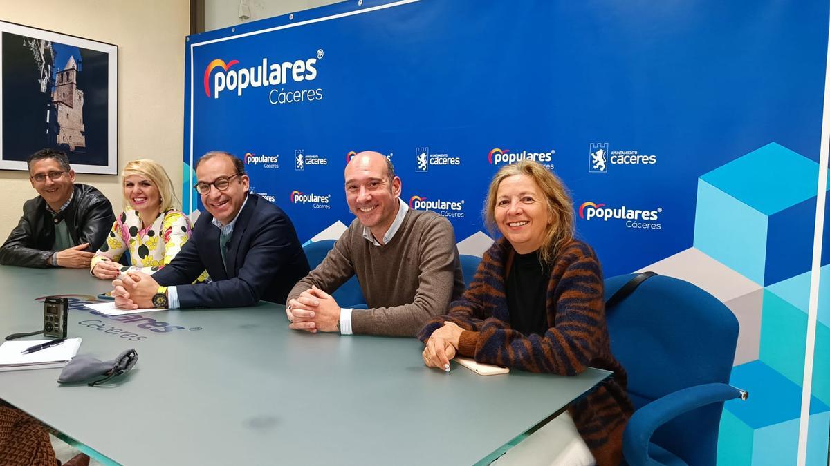 Concejales del PP, este lunes, antes de la rueda de prensa de valoración de la falta de presupuesto propio para 2023.